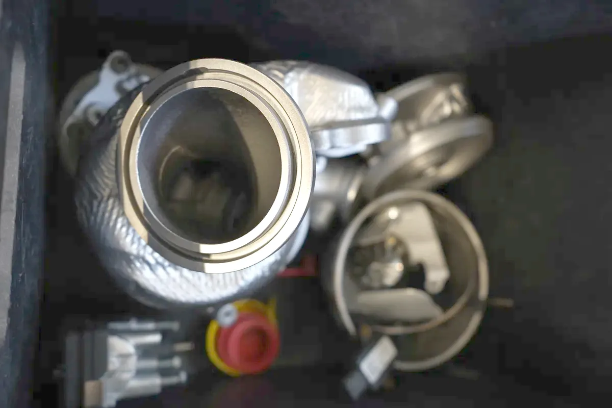 Zdjęcie poglądowe turbosprężarek w warsztacie BW Turbo. Nie jest to zdjęcie tej konkretnej sztuki.
