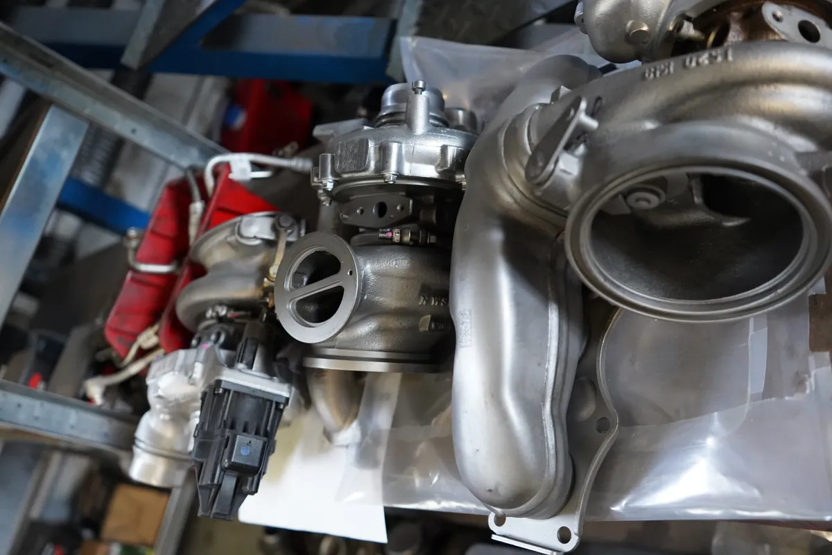 Zdjęcie poglądowe turbosprężarek w warsztacie BW Turbo. Nie jest to zdjęcie tej konkretnej sztuki.