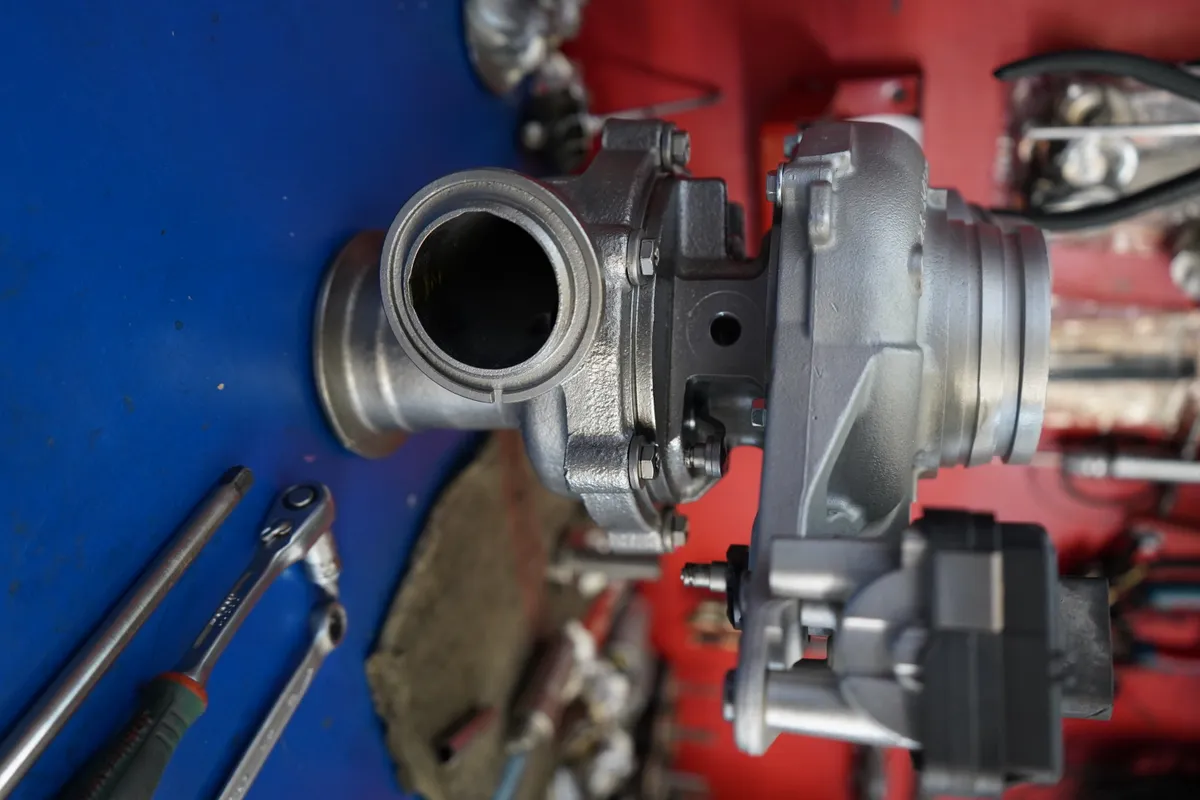 Zdjęcie poglądowe turbosprężarek w warsztacie BW Turbo. Nie jest to zdjęcie tej konkretnej sztuki.