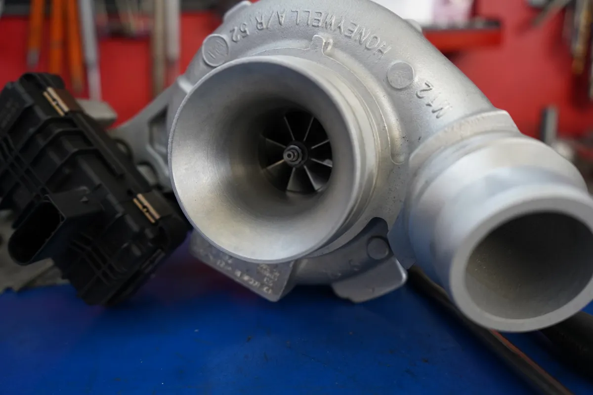 Zdjęcie poglądowe turbosprężarek w warsztacie BW Turbo. Nie jest to zdjęcie tej konkretnej sztuki.