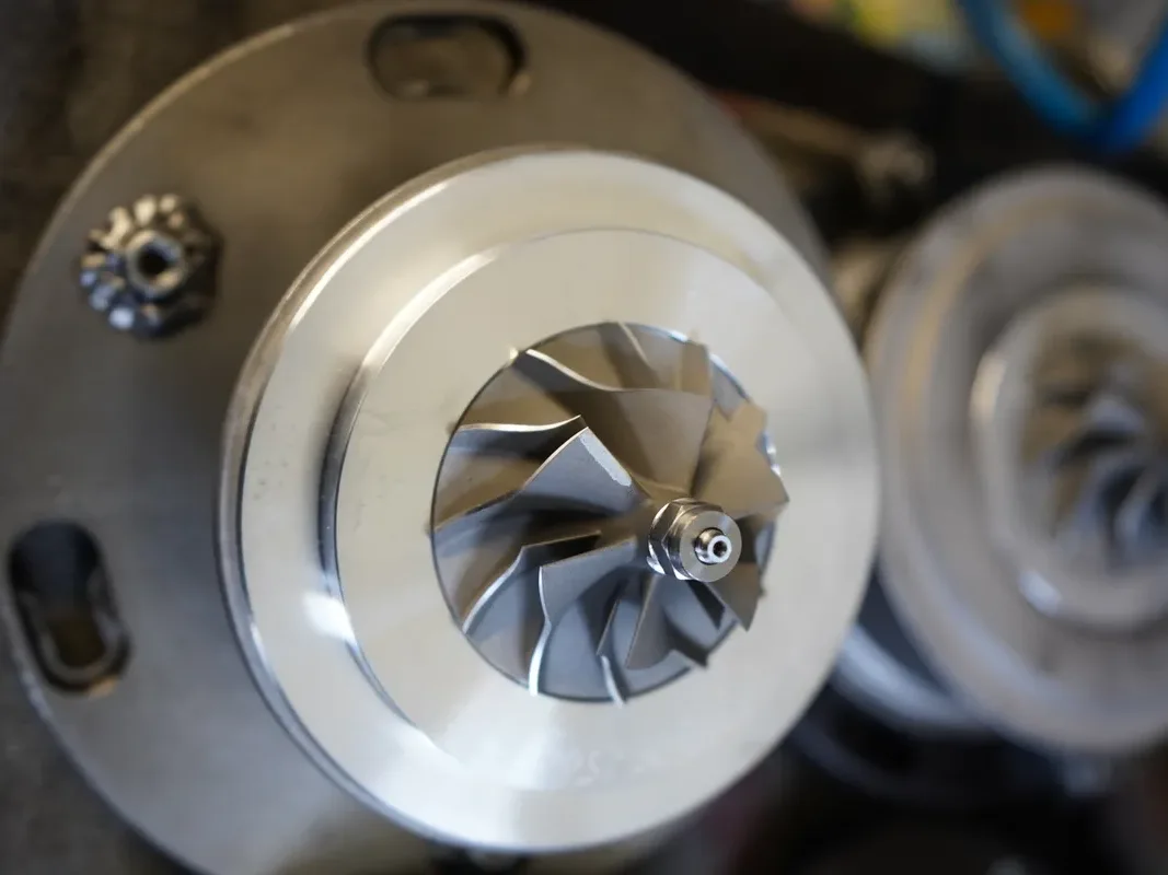 Rdzeń turbosprężarki z kołem kompresji po regeneracji w warsztacie BW Turbo